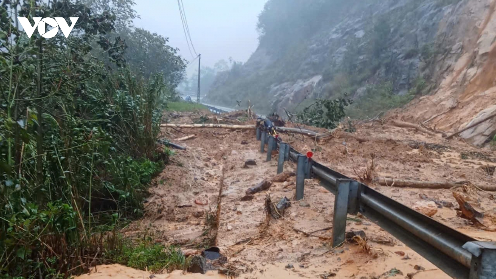 Mưa lớn, sạt lở, cấm phương tiện lưu thông đường Nha Trang- Đà Lạt